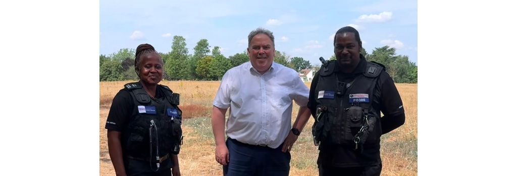 Mayor Perry with Parkguard officers in Duppas Hill.